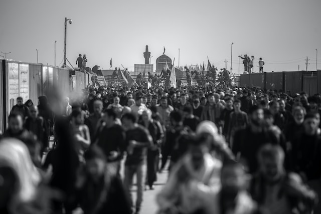 Black and white picture of a crowd